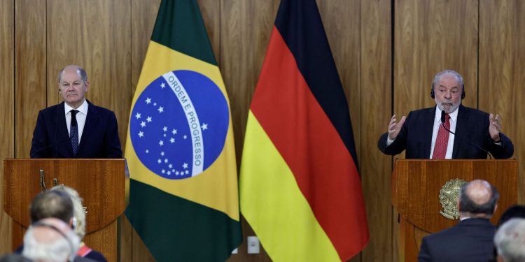 "Democracia brasileira foi capaz de resistir", diz chanceler alemão