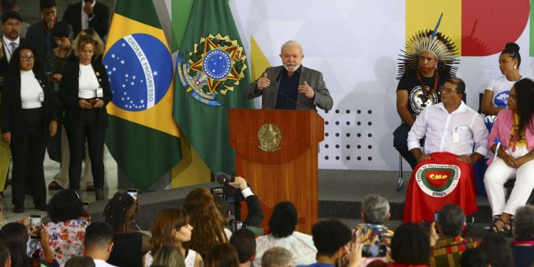 Presidente assina decreto que cria o Conselho de Participação Social