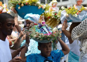Cariocas comemoram o Dia de Iemanjá no Arpoador