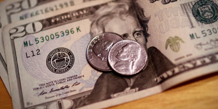 Dólar cai para R$ 5,04 após BC sinalizar juros altos por mais tempo