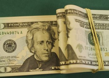 Dólar cai para R$ 5,06 após decisão de Banco Central americano