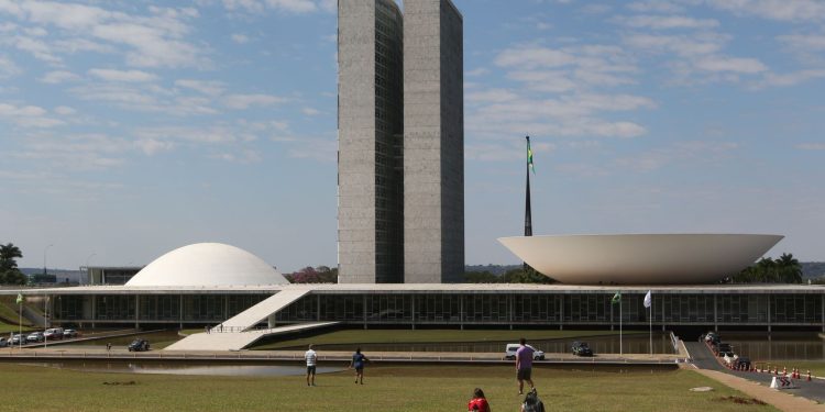 Lula dispensa 13 ministros para tomarem posse no Congresso