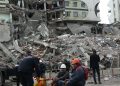 Moradores de Diyarbakir rezam por desaparecidos após terremoto